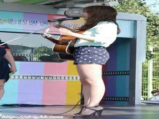 热裤小妹弹吉他