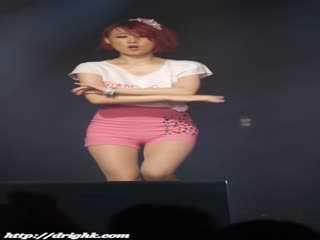 粉红大屁股热裤少女 01